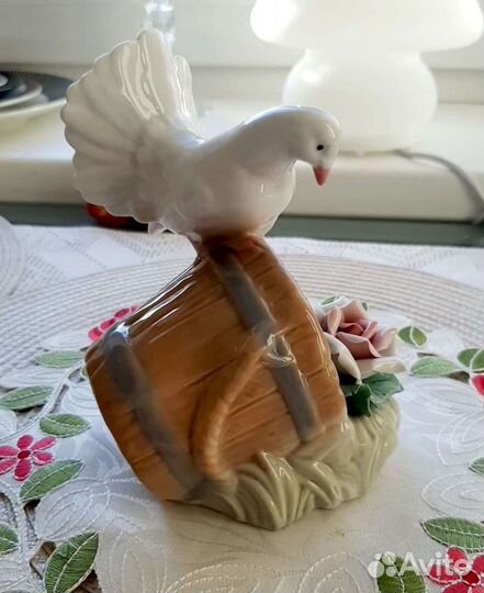 Испанская фарфоровая статуэтка Голубь