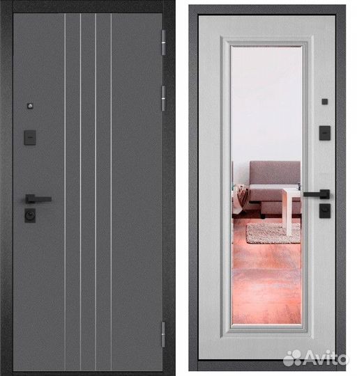 Дверь в квартиру с зеркалом