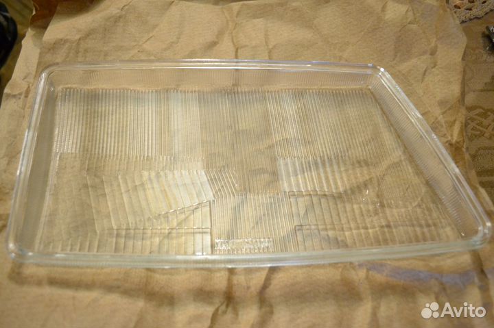 Стекло фары левое TYC 20-1737 024006 024009