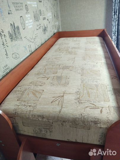 Двухъярусная кровать и диван