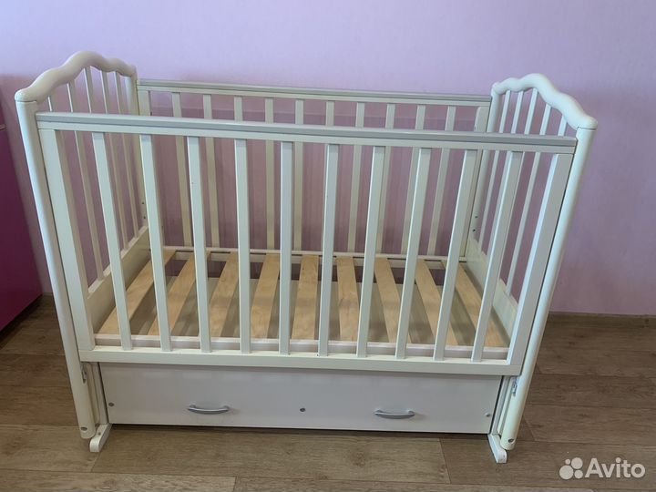 Детская кроватка с продольным маятником
