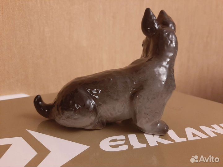 Фарфоровая статуэтка собака