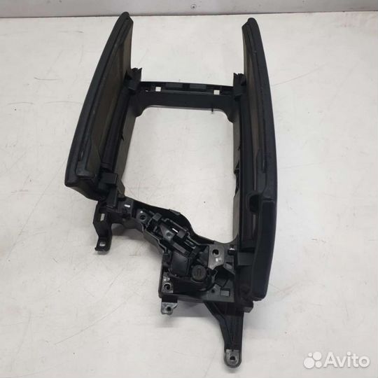 Подлокотник 9216890 BMW 5 F10/F11/GTF07 0