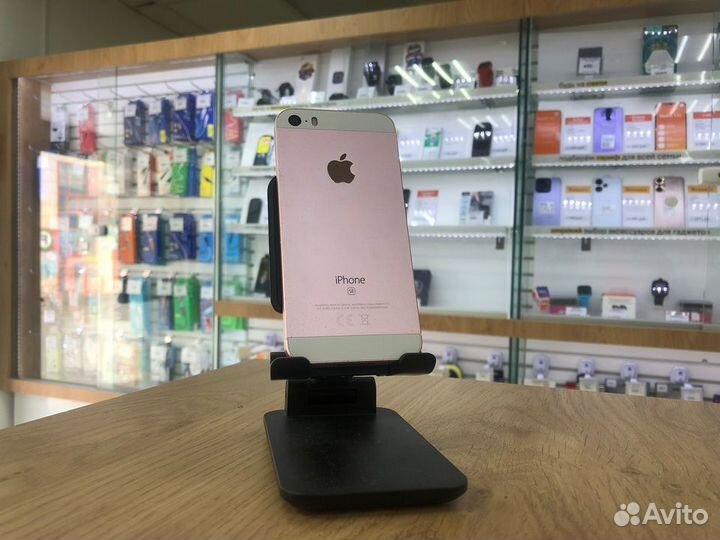 Смартфон Apple iPhone SE 32Gb (розовое золото)