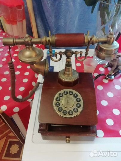 Старинный телефон
