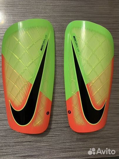 Футбольные щитки Nike