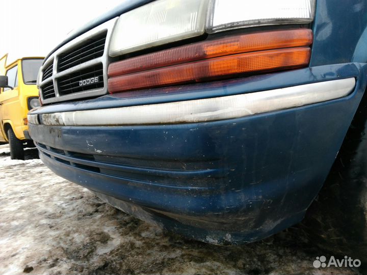 Бампер передний Dodge Caravan 1993