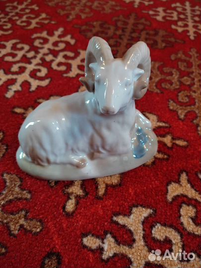 Фарфоровая статуэтка