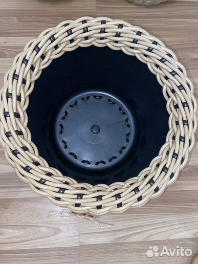 Плетеное кашпо из ротанга