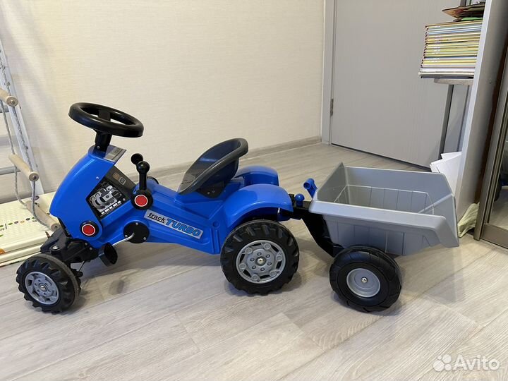 Синий трактор каталка с прицепом