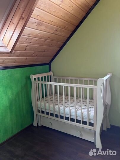Детская кроватка с продольным маятником
