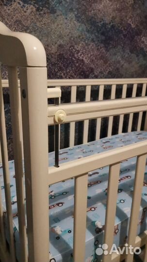 Детская кроватка с универсальным маятником