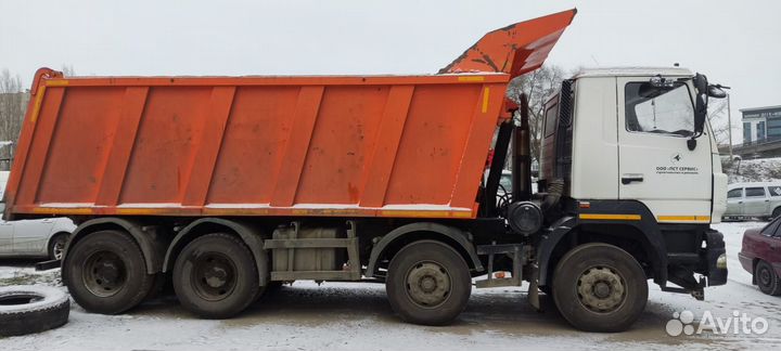 Водитель самосвала