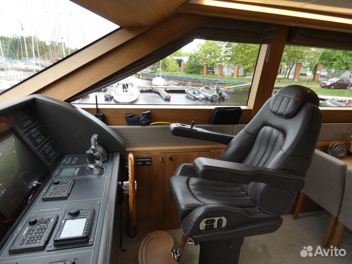Яхта Van der Valk Continental II 2300 ALU-IPS