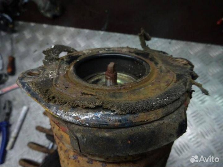 Стойка амортизатора задняя Volkswagen Passat B4