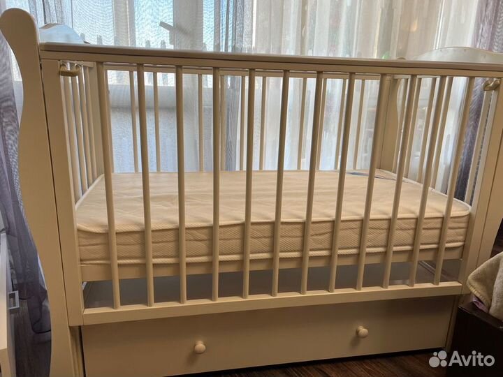 Детская кроватка с маятником с матрасом