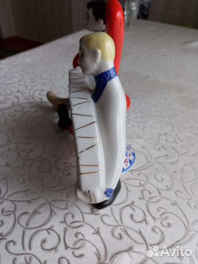 Статуэтка фарфоровая 