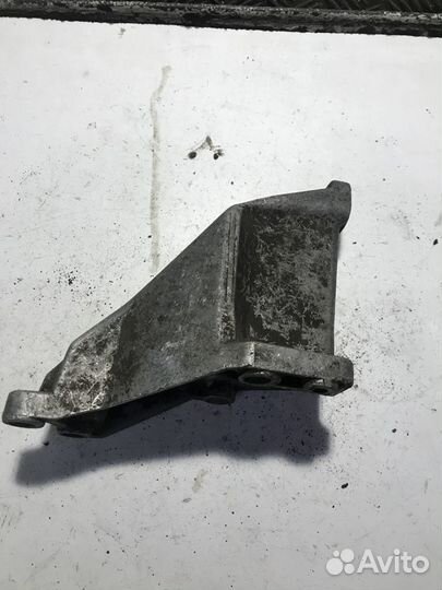 Кронштейн двигателя левый Volkswagen Passat B5