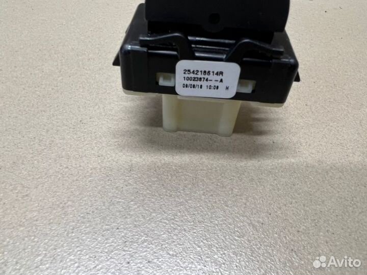 Кнопка стеклоподъемника передняя правая Renault