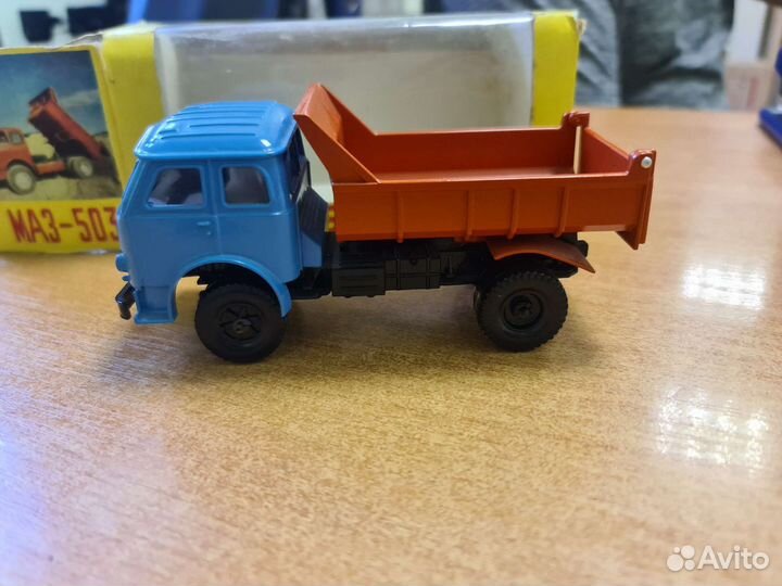 Модель 1:43 Маз 503 цвет