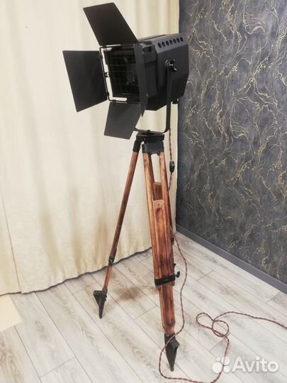 Прожектор лофт на треноге