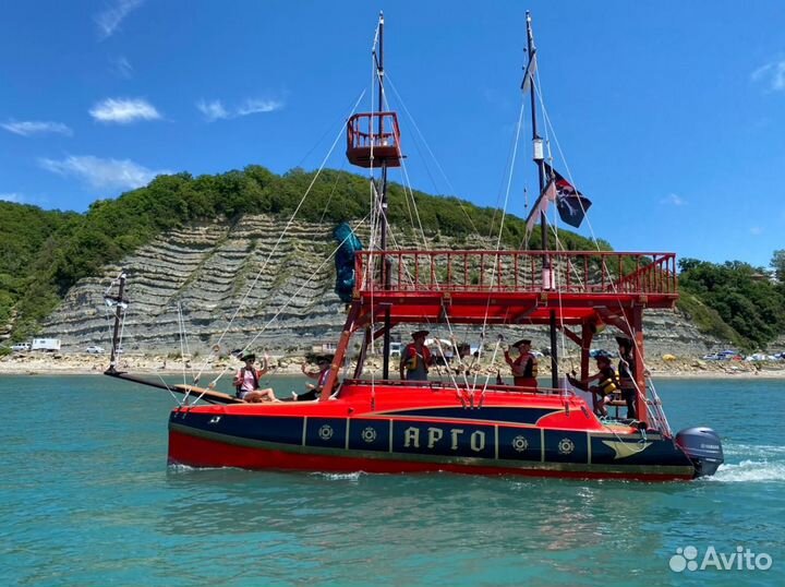 Катамаран Кайман-800, пиратский