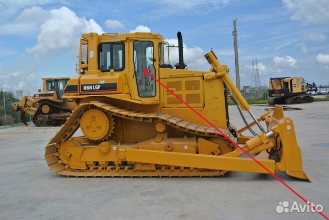 Стекло дверное, правое для Caterpillar D6R