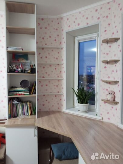 Мебель под окно. Рабочая зона для школьника. Стол