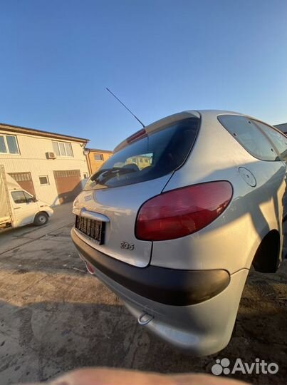 Крышка багажнока peugeot 206