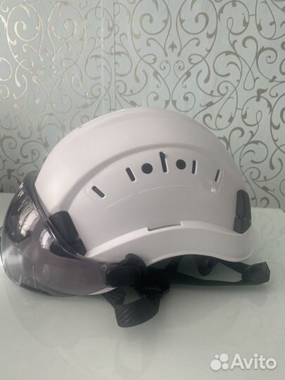 Каска с визором