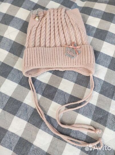 Шапки демисезонные розовая и белая на 1-8 мес