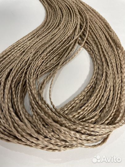 Модель на афроприческу