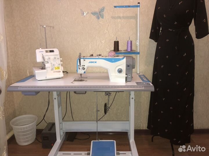 Швейная машинка оверлок маникен