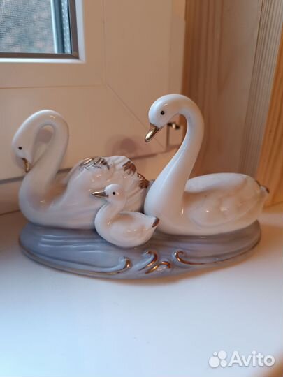 Статуэтка фарфор лебеди