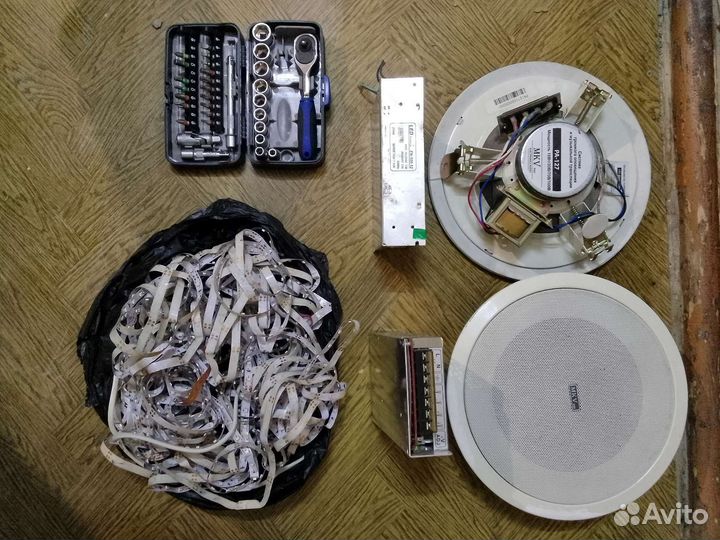 Продам 2 динамика,2бл.пит.,свет.диод.ленту и набор