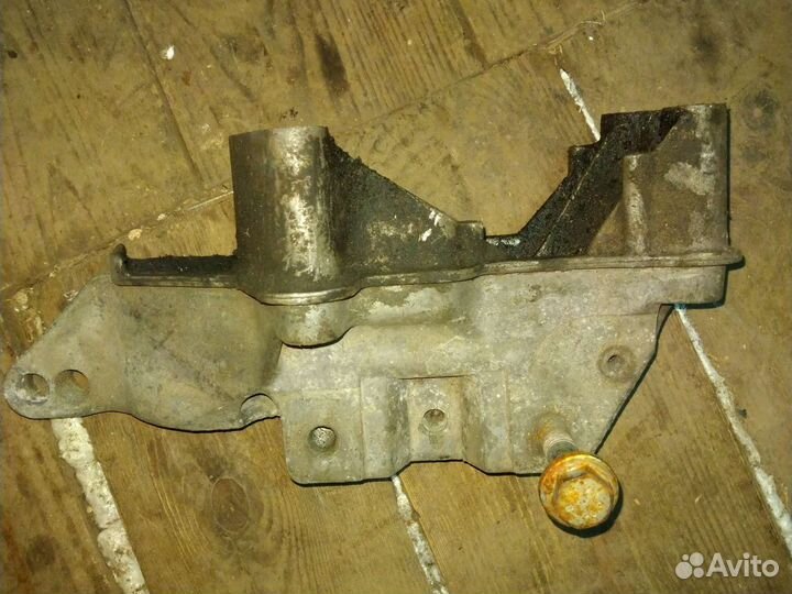 Кронштейн двигателя правый Skoda Octavia