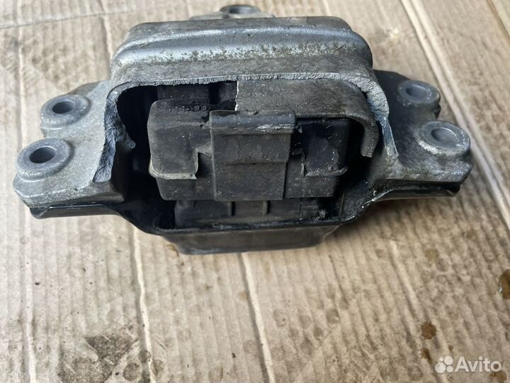 Опора двигатели правая 1K0199262AT