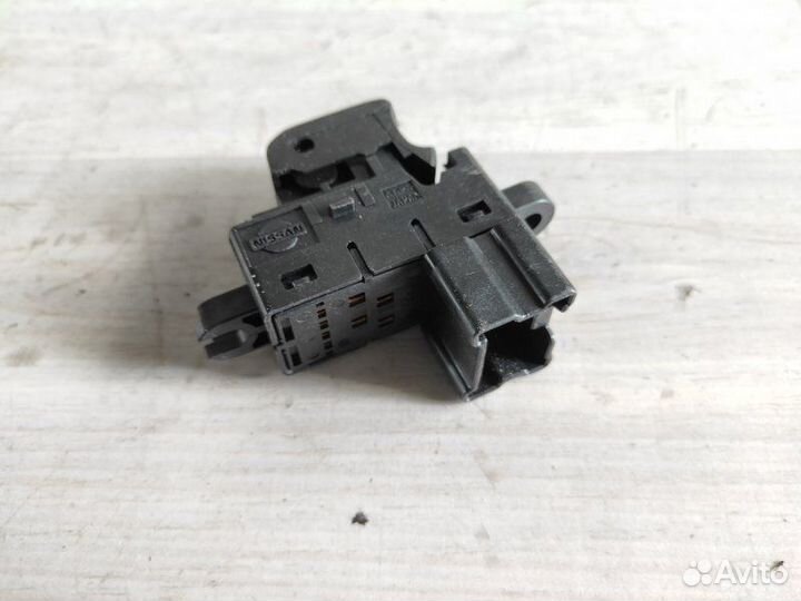 Кнопка стеклоподъемника задняя левая Nissan