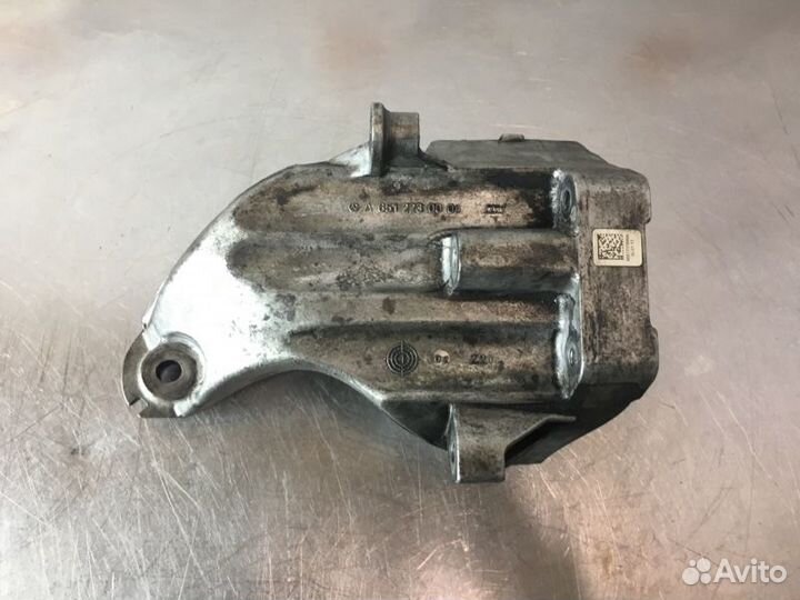 Кронштейн двигателя левый Mercedes C-Class W204