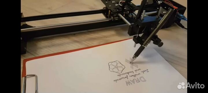 Плоттер пишет ручкой