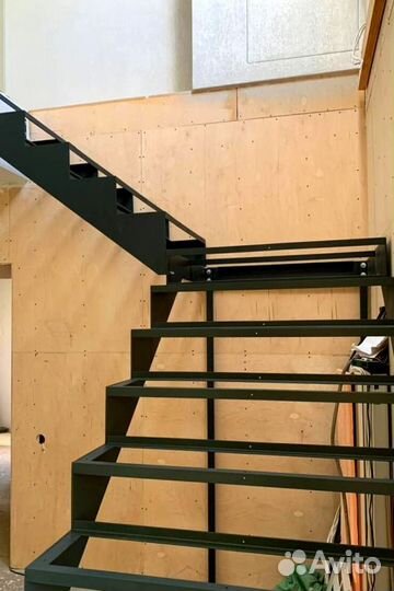 Лестница на металлокаркасе закрытого типа