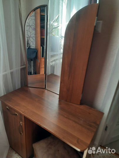 Трюмо с зеркалом