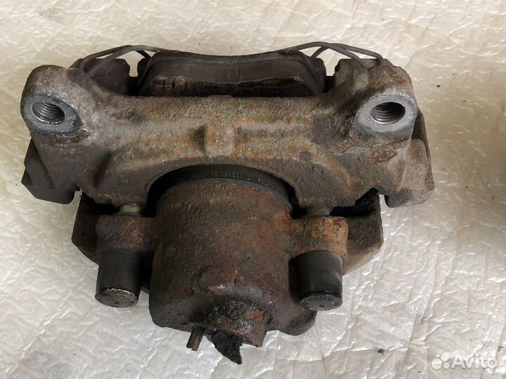 Суппорт тормозной передний VW Passat B6 2005-2010