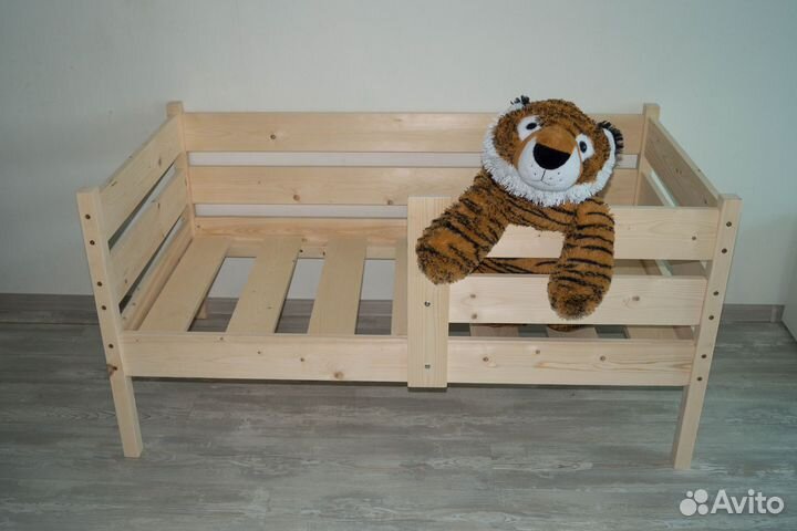 Детская кроватьиз массива с бортиком