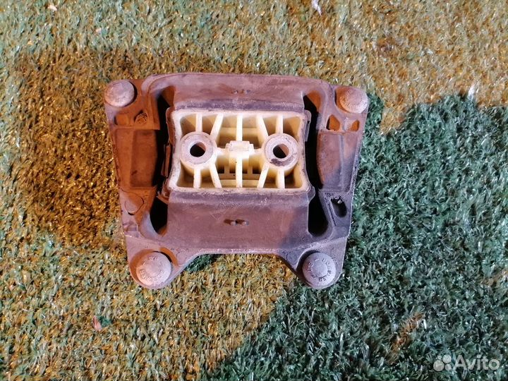 Опора кпп (подушка) NH1040F1 Audi A6 C6 4F2