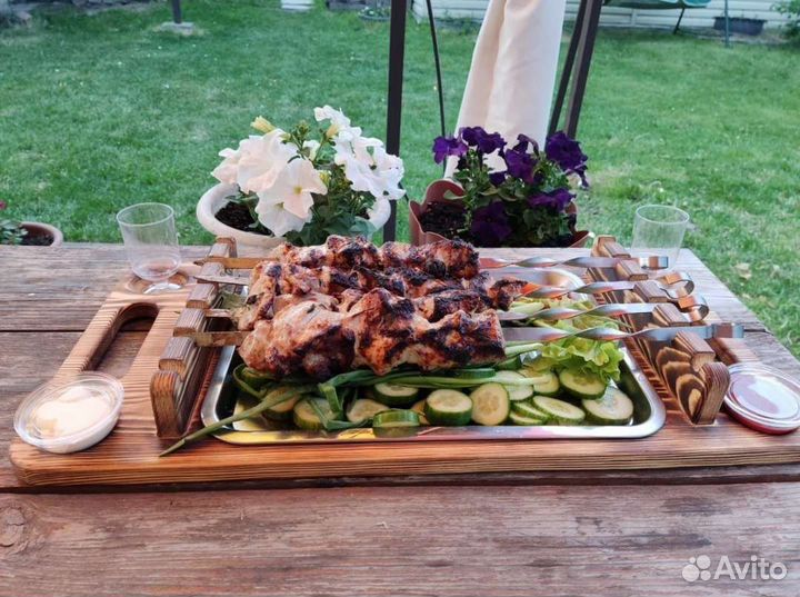 Деревянный поднос для подачи шашлыка с шумпурами