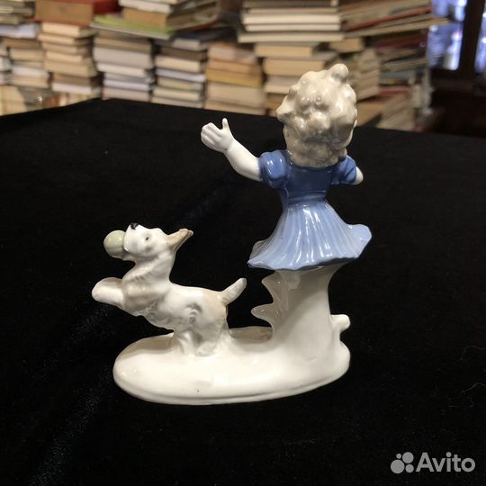 Статуэтка девочка с щенком ГДР