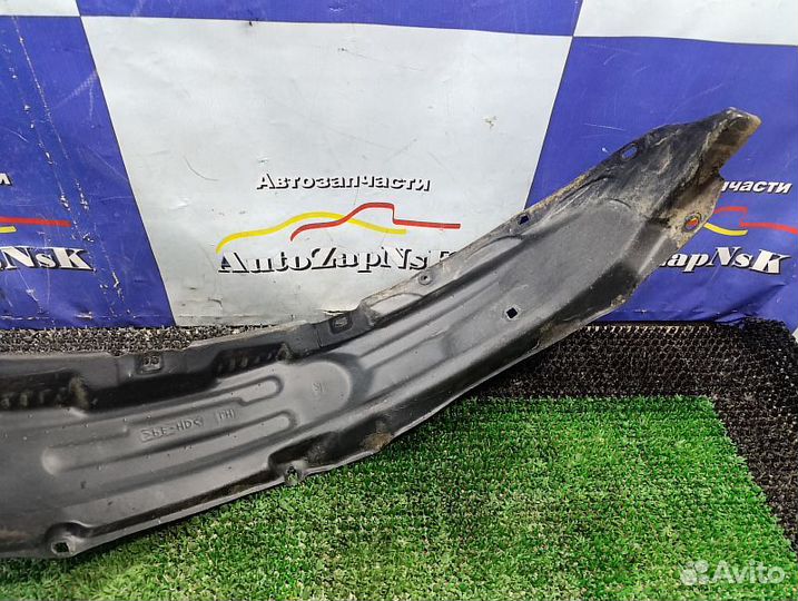 Подкрылок передний левый Toyota Hilux