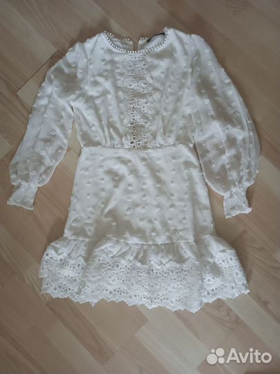 Платье белое с кружевом