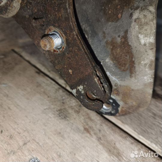 Кронштейн троса ручника Toyota Hiace 1996г